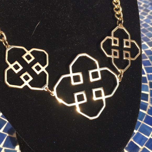 Gold statement piece necklace - Picture 5 of 6